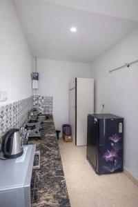 Kuchyň nebo kuchyňský kout v ubytování Nature Farm Stay with Lawn & Bonfire Near Dwarka Expy