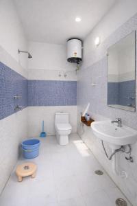 Koupelna v ubytování Nature Farm Stay with Lawn & Bonfire Near Dwarka Expy