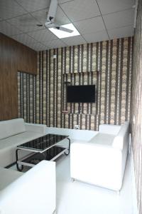 TV a/nebo společenská místnost v ubytování Nature Farm Stay with Lawn & Bonfire Near Dwarka Expy