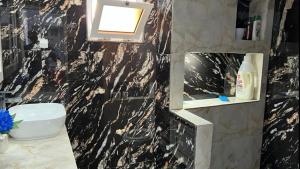 Et badeværelse på Modern Camama Getaway for Work or Family stays + 22 billeder