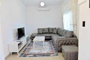 a living room with a couch and a table at Ferienhaus Qelia in Durrës