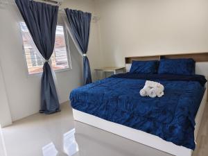 En eller flere senge i et værelse på The Blue Oasis Cozy Phuket Getaway