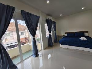 En eller flere senge i et værelse på The Blue Oasis Cozy Phuket Getaway + 15 billeder