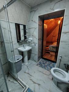 une salle de bains avec lavabo, toilettes et douche dans l'établissement Qusar A-Frame, à Qusar 25 autres photos