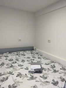 een slaapkamer met een bed met een bloemenbed bij Tin-Nik Apartments in Kruševo +1 foto
