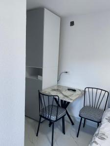 een klein tafeltje en twee stoelen in een kamer bij Tin-Nik Apartments in Kruševo