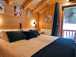 En eller flere senge i et værelse på Chalet le Nid independant mountain chalet