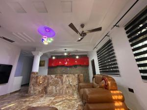 AvenawMiky Hillside Lodge的配有沙发和吊扇的客厅