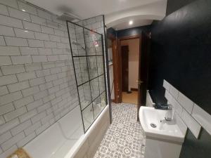 een badkamer met een douche, een toilet en een wastafel bij Central Bewdley - Load Street Retreat in Bewdley