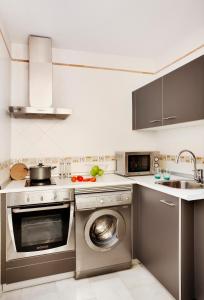 Kuchyňa alebo kuchynka v ubytovaní Apartamentos Mariscal