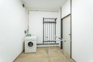 een wasruimte met een wasmachine en een wasmachine bij Ferienhaus Lotta in Umhausen