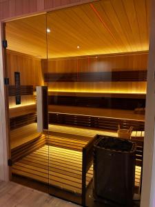 eine Sauna mit Glastür und einem Mülleimer in der Unterkunft Kajakiem z Marzysza in Marzysz + 8 Fotos