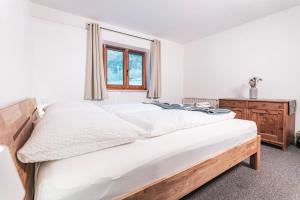 een slaapkamer met een bed en een raam bij Ferienhaus Lotta in Umhausen