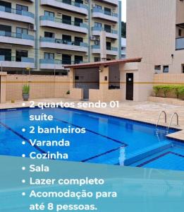 una foto di una piscina di fronte a un edificio di Apartamento à 5min à pé da Praia a Ubatuba