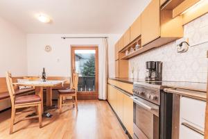 een keuken met een tafel en een eetkamer bij Ferienhaus Lotta in Umhausen