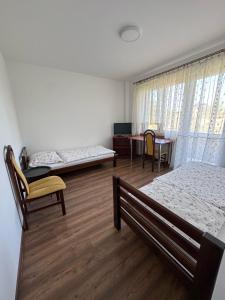 ein Zimmer mit zwei Betten und einem Tisch und Stühlen in der Unterkunft Kajakiem z Marzysza in Marzysz