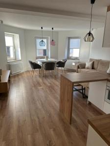 Et opholdsområde på Apartament przyjazny pod Dzikowcem