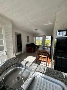 eine Küche mit Spüle und ein Wohnzimmer in der Unterkunft Casa, Punta del Este in Punta del Este