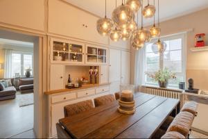 eine Küche und ein Esszimmer mit einem Holztisch in der Unterkunft Villa Vulkaneifel in Kelberg