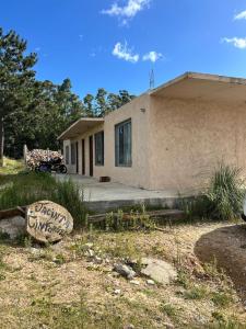 ein Gebäude mit einem Schild davor in der Unterkunft Casa, Punta del Este in Punta del Este