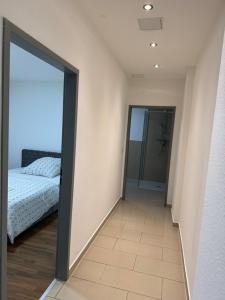 een slaapkamer met een bed en een grote spiegel bij Elegantes City-Apartment im MG-Zentrum in Mönchengladbach