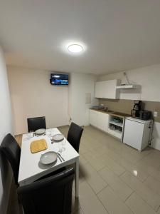 een keuken met een tafel en stoelen in een kamer bij Elegantes City-Apartment im MG-Zentrum in Mönchengladbach