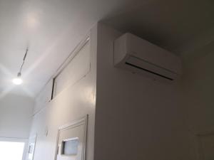 a room with a white wall and a ceiling at Villa guelta 