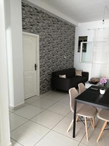 een woonkamer met een zwarte tafel en stoelen bij Villa guelta 