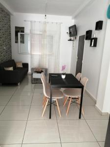 een eetkamer met een zwarte tafel en stoelen bij Villa guelta 