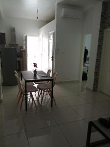 een eettafel en stoelen in een kamer bij Villa guelta 