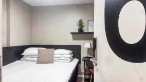 Schlafzimmer mit einem Bett und einem Spiegel an der Wand in der Unterkunft Nässjö Vandrarhem in Nässjö + 3 Fotos