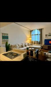een woonkamer met een bank en een tafel bij #أستديو إطلالة الرياض in Riyad