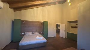 een slaapkamer met een groot bed met een houten hoofdeinde bij Alpinia in Majdal Shams