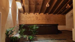 een grote ruimte met planten in het midden bij Alpinia in Majdal Shams