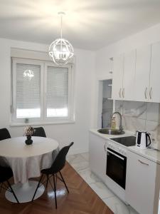 Η κουζίνα ή μικρή κουζίνα στο Centar Lux