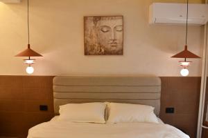 En eller flere senge i et værelse på Ira Luxury Apartments