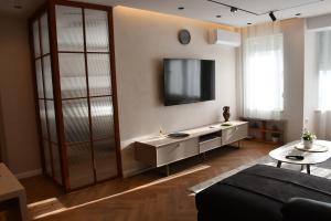 Et tv og/eller underholdning på Ira Luxury Apartments