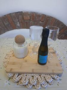 een fles wijn en twee glazen op een tafel bij Central Bewdley - Load Street Retreat in Bewdley