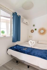 Giường trong phòng chung tại קסם על הים- דירות נופש עם ג'קוזי פרטי ונוף פרטי לים +36 ảnh