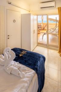 Giường trong phòng chung tại קסם על הים- דירות נופש עם ג'קוזי פרטי ונוף פרטי לים