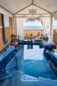 Hồ bơi trong/gần קסם על הים- דירות נופש עם ג'קוזי פרטי ונוף פרטי לים