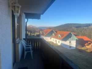 Un balcón con una silla y una vista de las casas. en Lohberg Apartment, en Lohberg