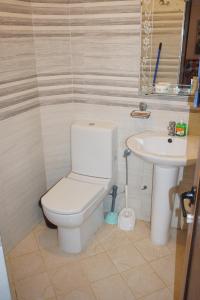 ein Badezimmer mit Toilette und Waschbecken in der Unterkunft Waves House Tamraght - Surf & Chill Hostel in Tamraght Ouzdar + 73 Fotos