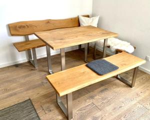 ein Tisch und zwei Bänke in einem Raum in der Unterkunft Heimat in Amerang