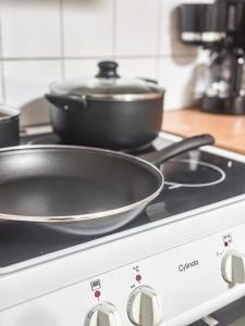 zwei Pfannen auf einem Herd in der Unterkunft Nässjö Vandrarhem in Nässjö