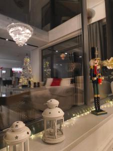 GrzybowoWilla Vivaldi的房间里有一扇圣诞橱窗，里面摆放着一棵圣诞树。