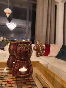 GrzybowoWilla Vivaldi的客厅里的一张桌子上放着一台咖啡机。