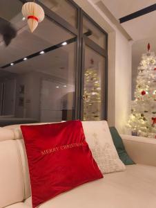 GrzybowoWilla Vivaldi的客厅里有一棵圣诞树，旁边放着一个红色枕头