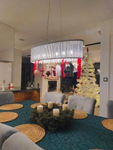 GrzybowoWilla Vivaldi的客厅配有圣诞树和餐桌