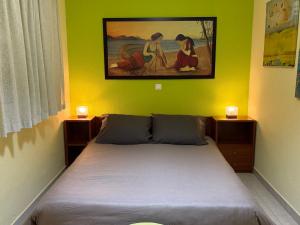 En eller flere senge i et værelse på Glyfada Menigos Apartment 21